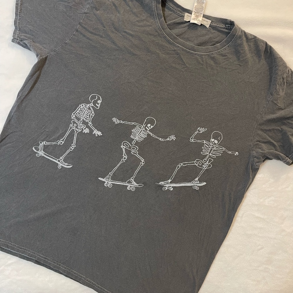 URBAN OUTFITTERS GRAPHIC TEE